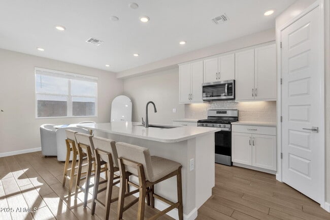 Building Photo - 5823 E Rose Garden Ln