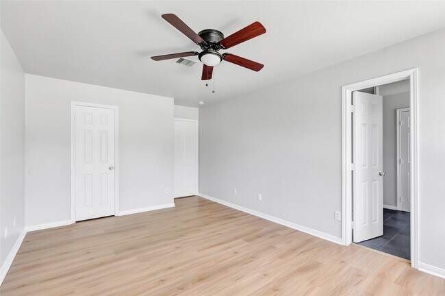 Building Photo - 10445 Wicklowe St