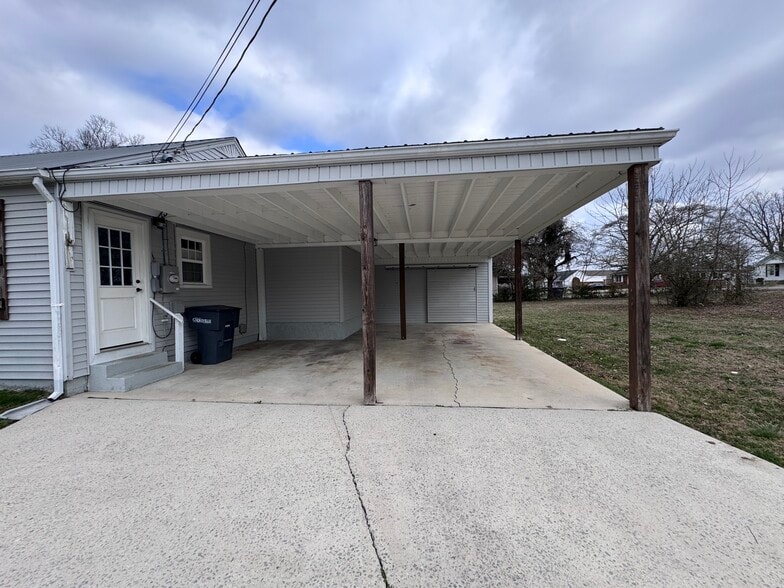 Building Photo - 1615 N Maple Ave