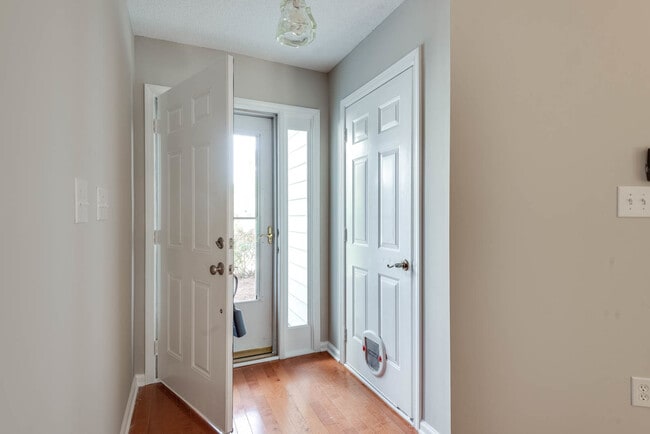 Building Photo - Ranch Home in great school district!