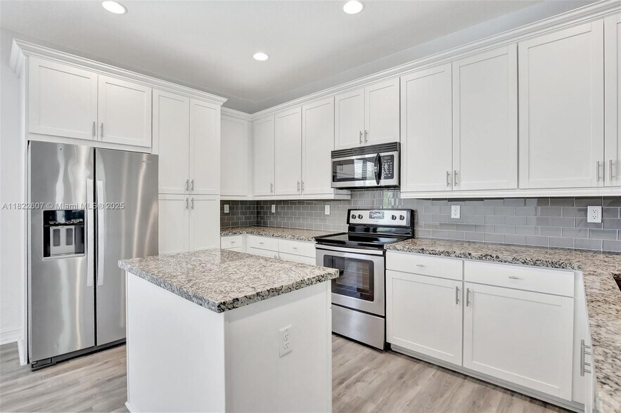 Building Photo - 11549 SW 13th Ct