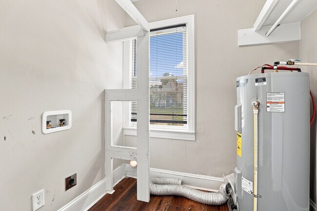Building Photo - 1124 Clark St