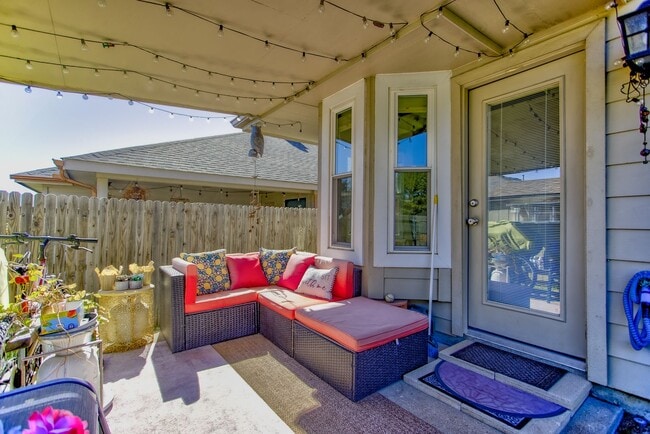 Building Photo - Beautifully Maintained 4 bed/3bath 2 Story Brick home