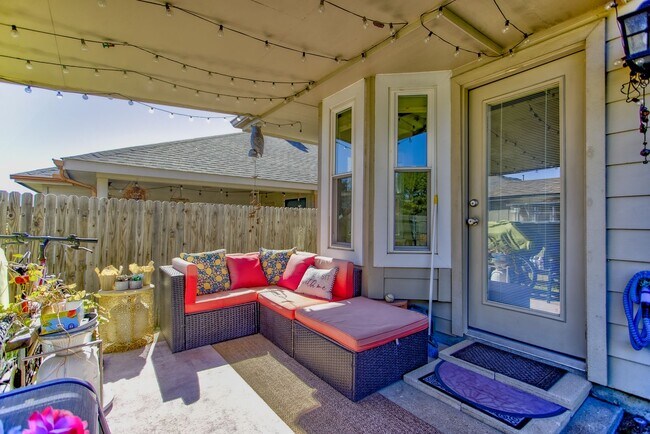 Building Photo - Beautifully Maintained 4 bed/3bath 2 Story...