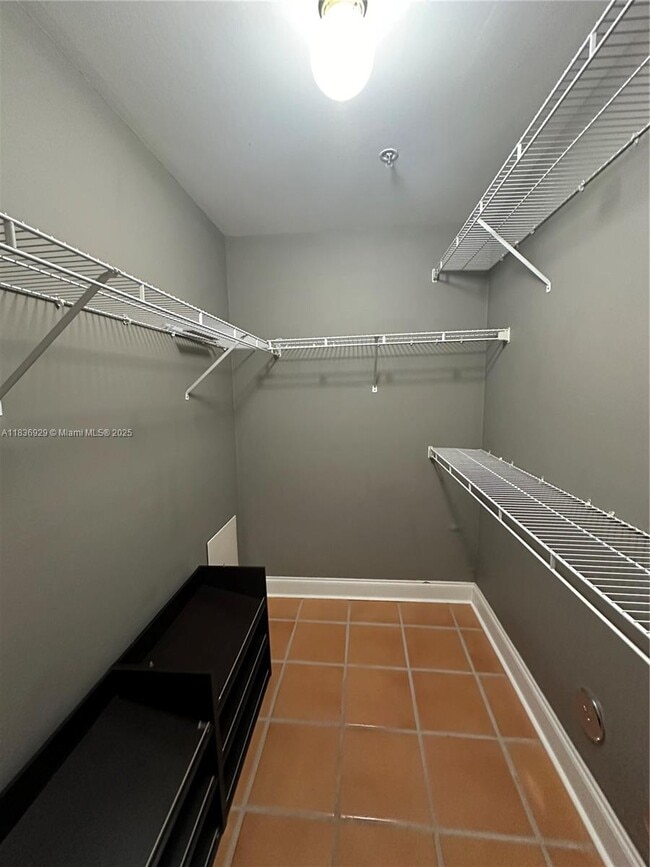 Building Photo - 323 Navarre Ave