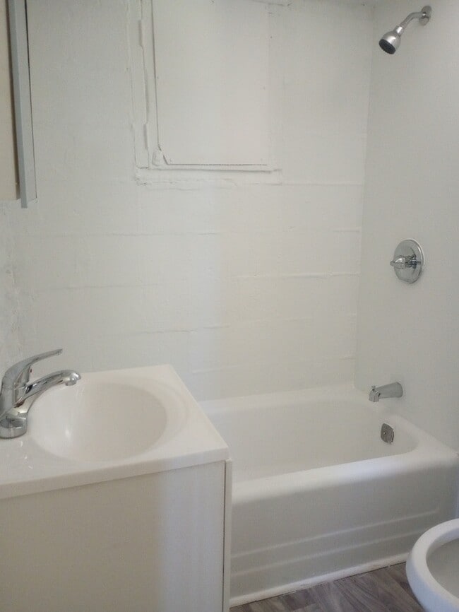 Building Photo - 2 Bedroom 1 Bathroom