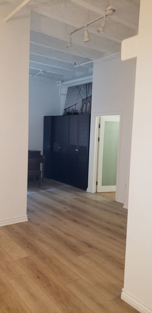 Building Photo - Awesome 1 Bedroom 1 bath unit Downtown LA