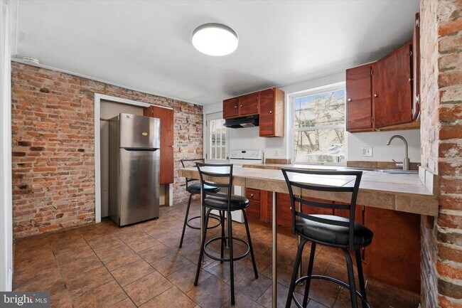 Building Photo - 525 Morse St