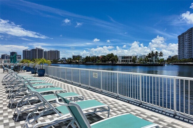 Building Photo - 1913 S Ocean Dr