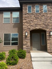 Building Photo - Beautiful 3 bedroom, 2.5 bathroom townhome...