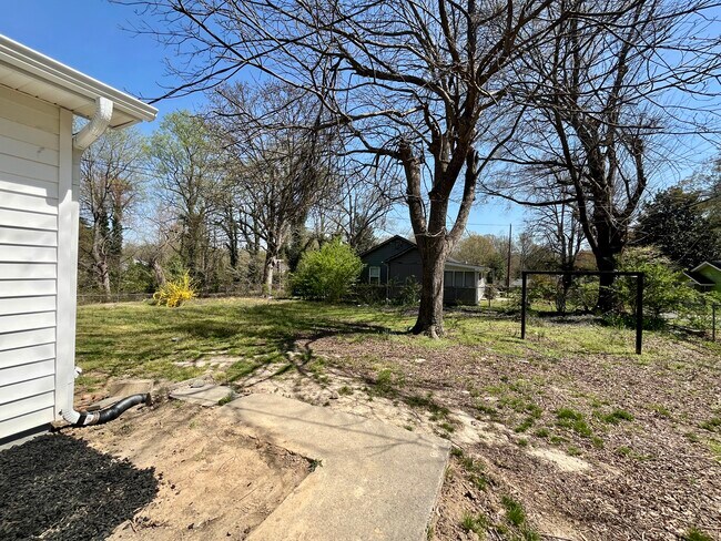 Building Photo - 812 Evening Shade Ln