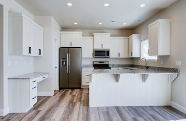 Building Photo - Brand new 3 bedroom, 2.5 bath townhome in Cedar City