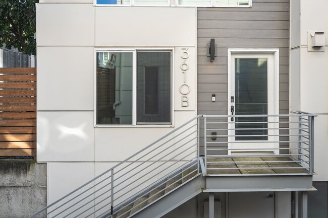 Building Photo - Welcome Home Modern Townhome in the heart of Freemont