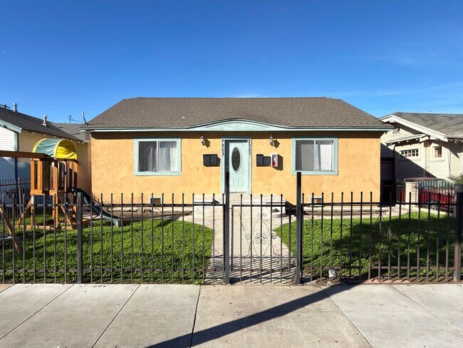 Building Photo - **2255 Linden Ave Long Beach** Downstairs 1 bedroom 1 bath !!2 weeks free OAC!!