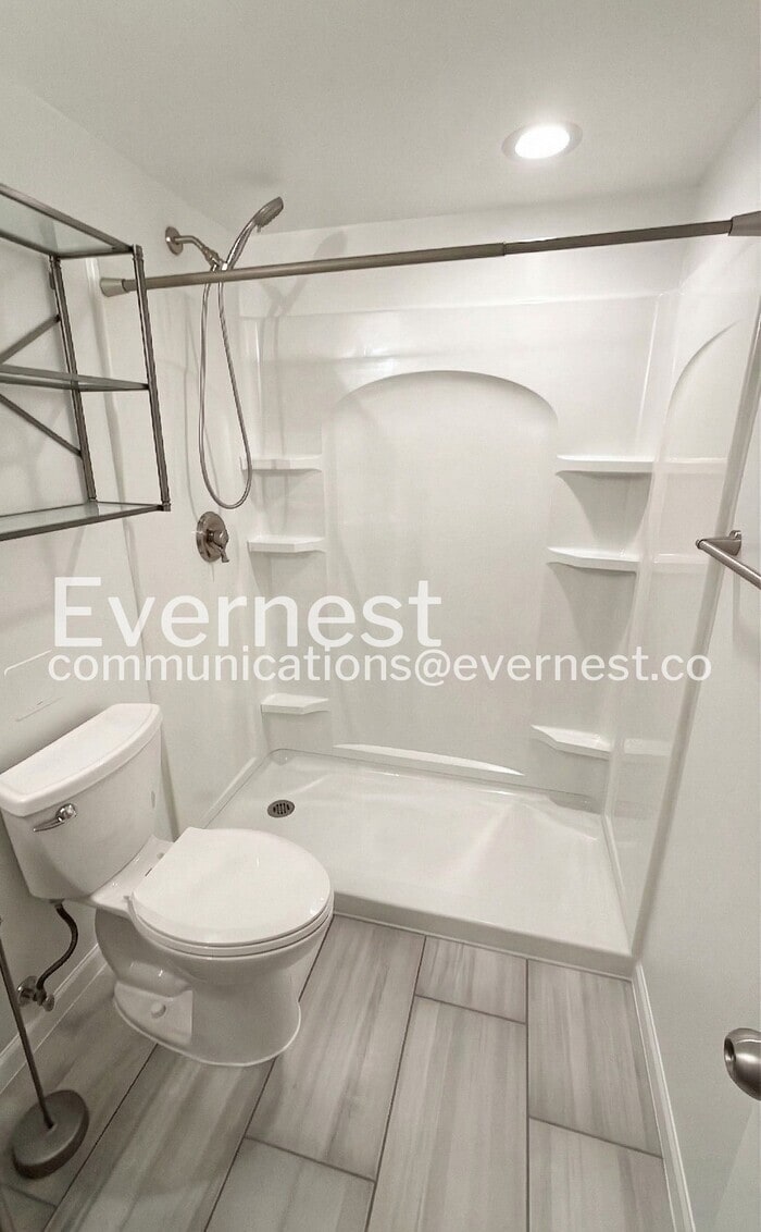 Building Photo - 422 Country Downs Dr