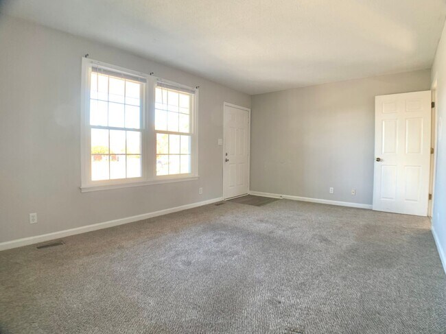 Building Photo - 102 Nuthatch Cir