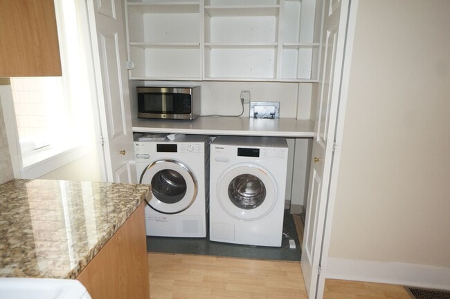 Building Photo - Beautiful 2 bedroom Belmont Condo. 3 Stories, 1 car garage, open floor plan, a/c. Amazing unit!