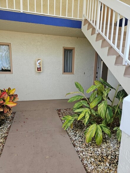Building Photo - 1503 SE Royal Green Cir