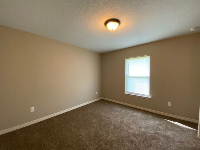 Building Photo - Desirable SW Ocala Neighborhood 3/2/2 **Won't Last**