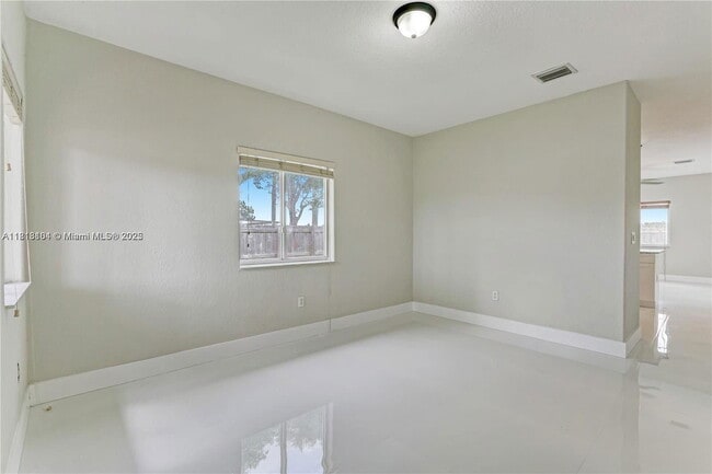 Building Photo - 709 SE 14th Pl
