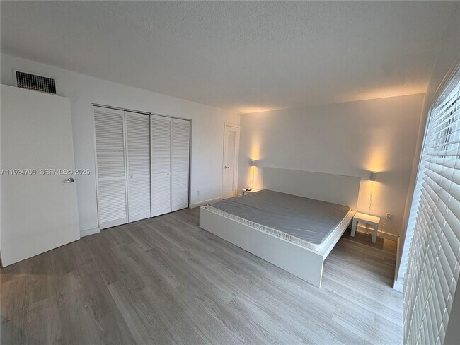 Building Photo - 1340 Lincoln Rd