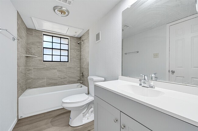 Building Photo - 16800 Sugar Pine Dr