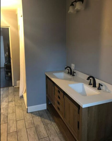 3rd Floor (Full Bath En-Suite) - 4619 Torley St