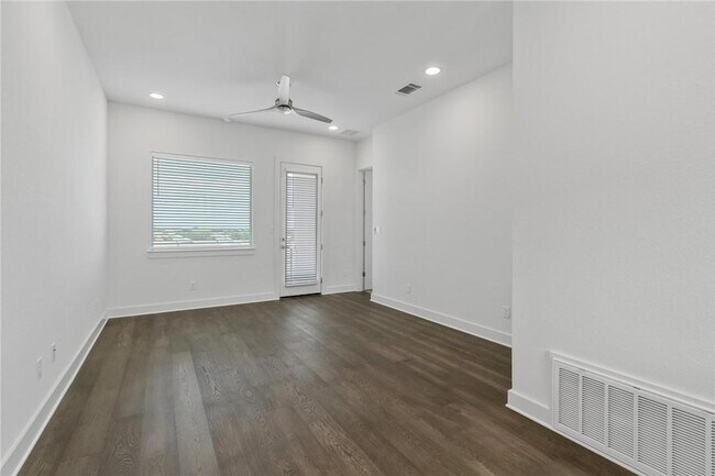 Building Photo - 2050 Lohmans Spur Rd