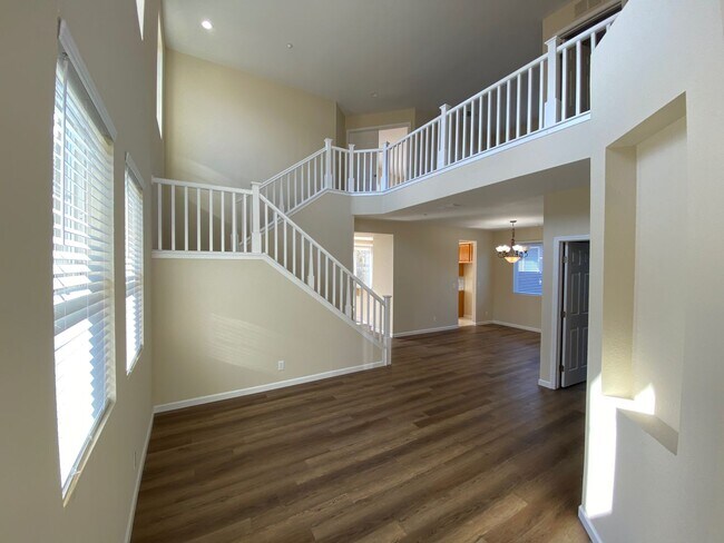 Building Photo - 4 Bed 3 Bath In Brentwood (Recently Updated)