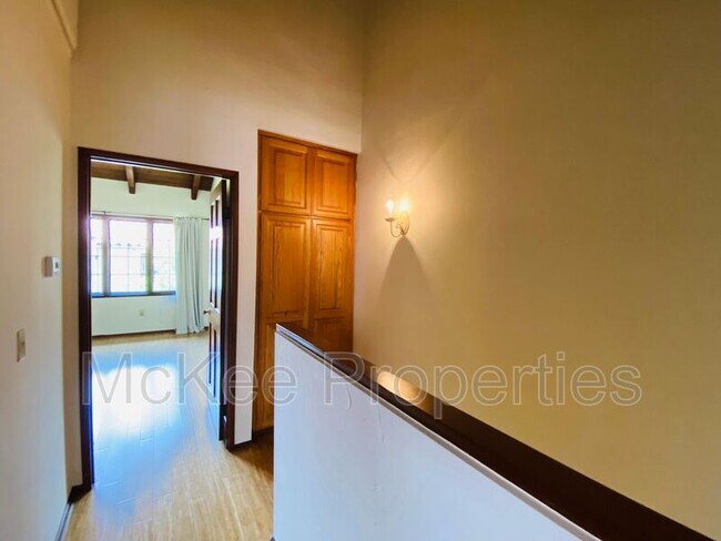 Building Photo - 8668 Villa La Jolla Dr