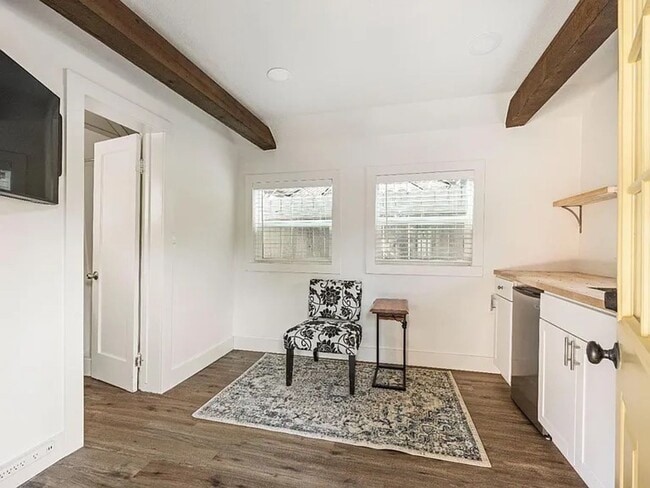 Building Photo - Beautiful vintage home