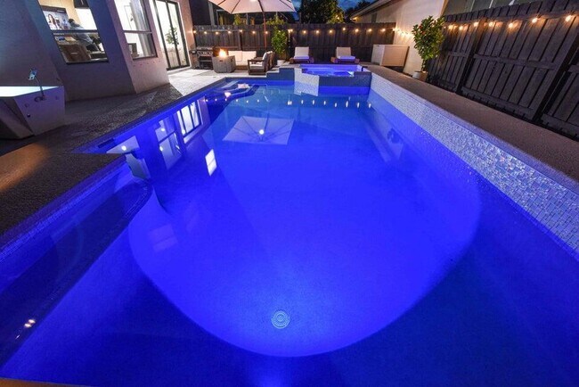 Building Photo - 6017 Newport Village Way