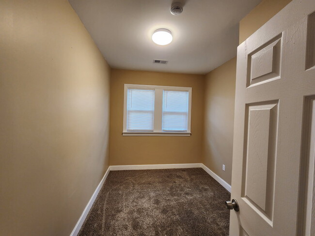 Building Photo - 2490 Woodmere St
