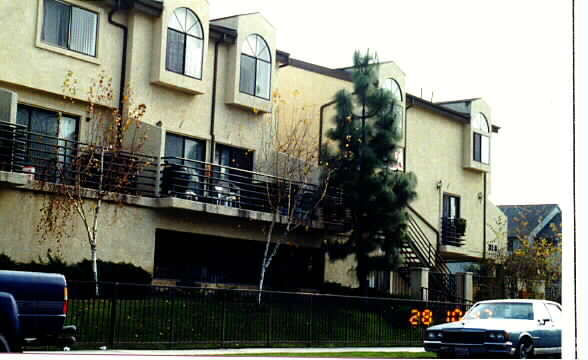 Building Photo - Helena Apartments