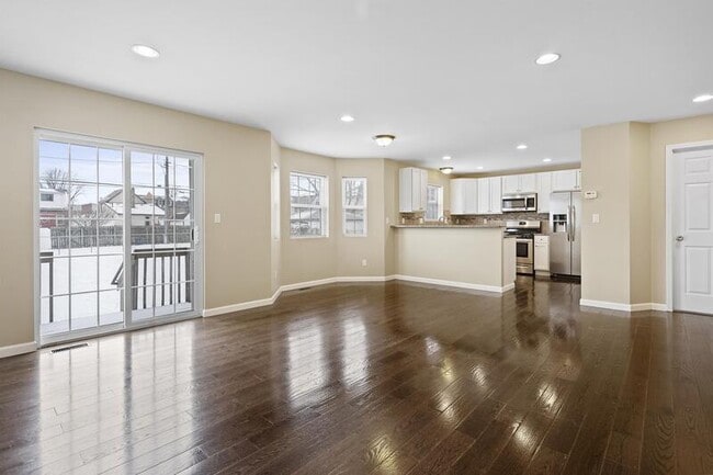 Building Photo - 438 Elm St