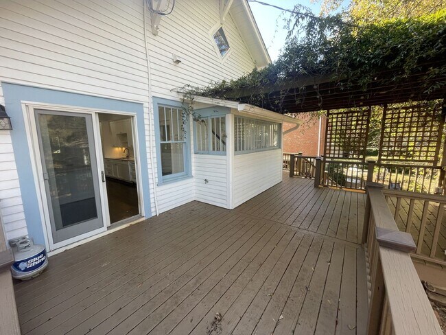 Building Photo - 4 Bd 3 Ba House