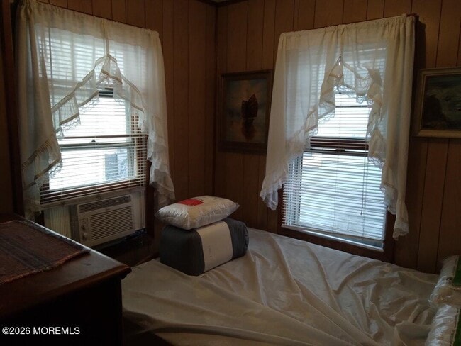 Building Photo - 10 Lake St