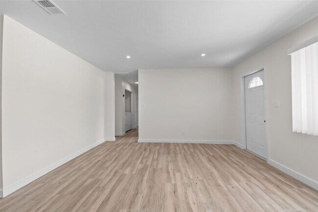 Building Photo - 908 Lighthouse Dr