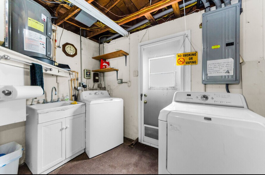 Washer & dryer with utility sink - 3931 Sail Dr