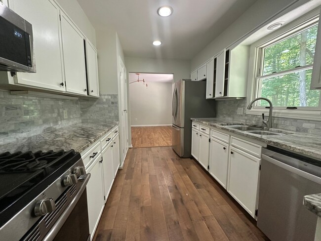 Building Photo - Large 4 bedroom ranch in Forest Hills
