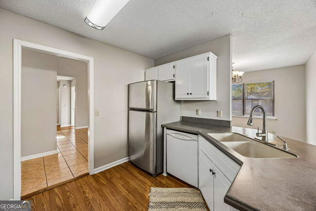 Building Photo - 132 N Woodvalley Dr