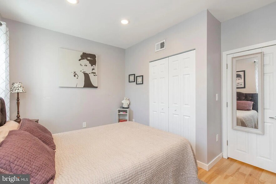 Building Photo - 1808 S Chadwick St