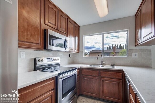 Building Photo - Charming 4Bdm 2Ba Home and Private Patio i...