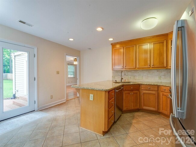 Building Photo - 2329 Kingsbury Dr