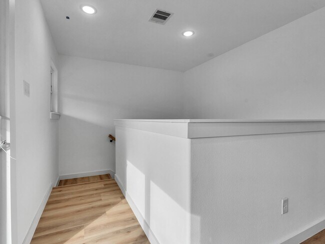 Building Photo - ? 3 Bed / 2.5 Bath Duplex – Spacious & Move-In Ready! ?