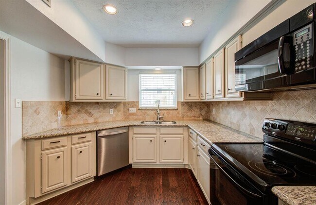 Building Photo - 926 Memorial Village Dr