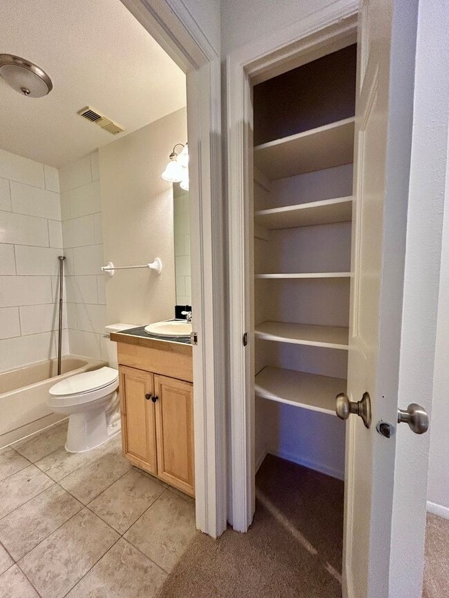 Building Photo - SHORT TERM RENTAL! 3Br/2Ba Condo in the Heart of Boulder