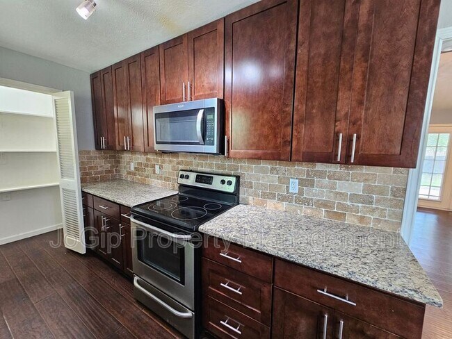 Building Photo - 216 Wesley Dr