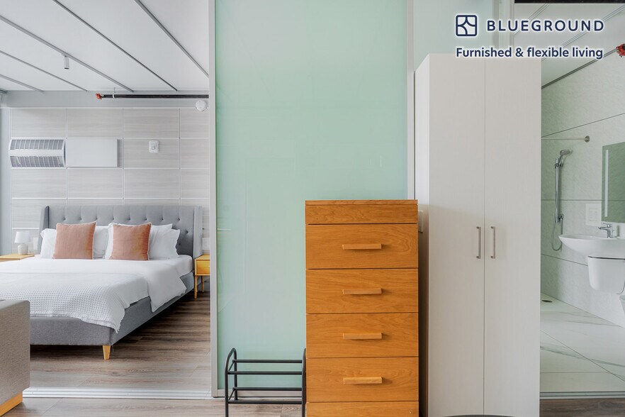 Building Photo - 303 Battery St