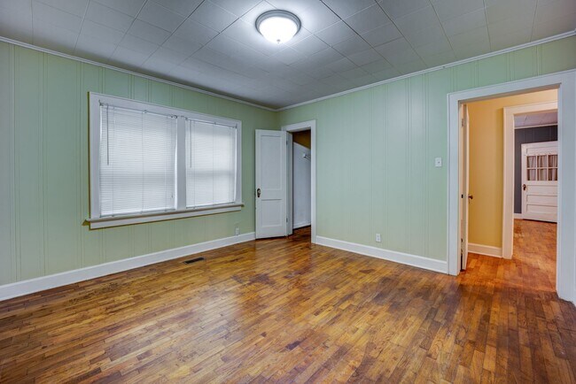 Building Photo - Freshly Updated 3 Bedroom House